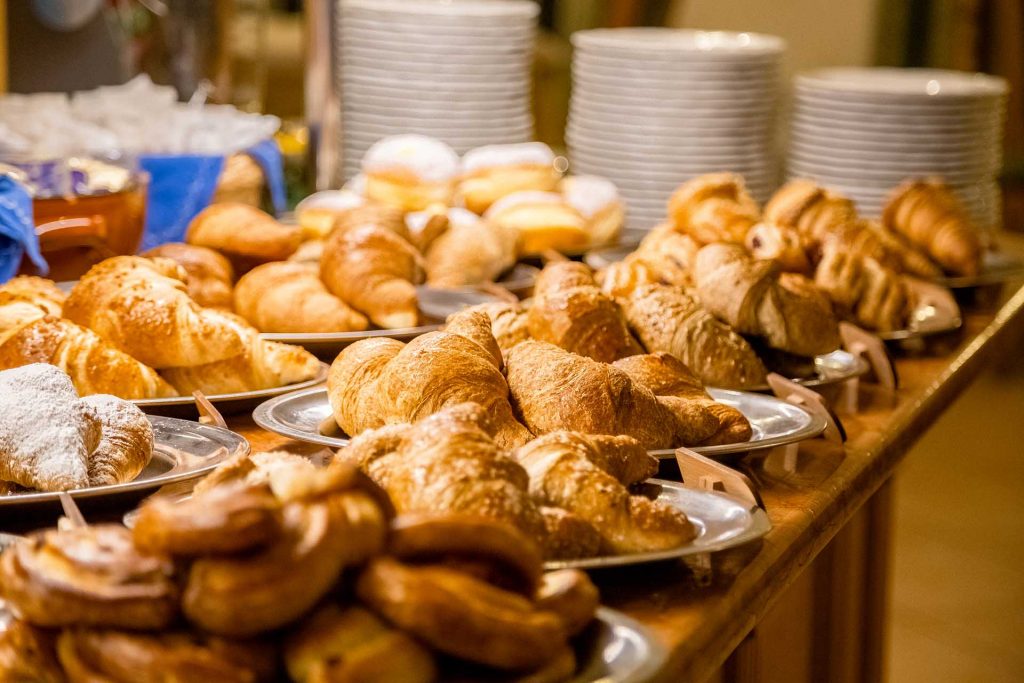 colazione-brioches-dolce-pasticceria-in-hotel